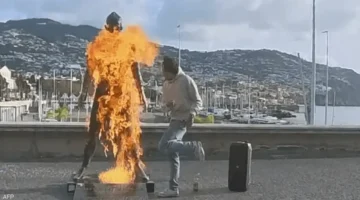 واقعة غريبة بماديرا.. مشجع يشعل النار في تمثال رونالدو ويوجه رسالة غامضة